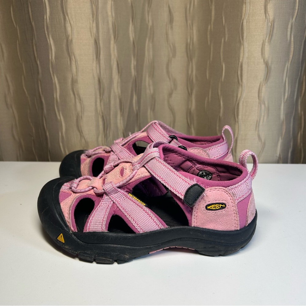 Keen Newport H2 Girl’s 13 Pink Closed Toe Bungee Laced Hook Loop Waterproof